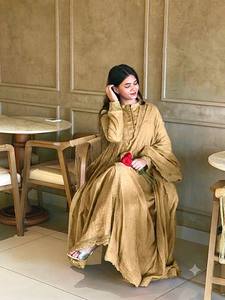 ชุดเดรสยาวระดับข้อเท้าสำหรับผู้หญิง ดีไซน์เนอร์ งานแต่งงาน งานดิวาลี งานปาร์ตี้ ผ้าไหมโรมันปักลาย  แบบกลับด้านได้ พร้อมผ้าคลุมไหล่แบบอินเดีย-ปากีสถาน - Product Image 3