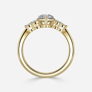 Anillo de Hoja con Diamante Cultivado en Laboratorio en Forma de Pera de 4.5CT, Oro Amarillo de 14K, Personalizado para Novia - Product Image 1