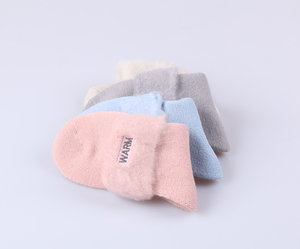 Nouvelles chaussettes thermiques d'hiver pour femmes, chaussettes épaisses unisexes chaudes avec broderie épaisse et brossée - Product Image 4