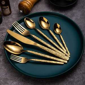 Ensemble de couverts traditionnels en acier inoxydable plaqué or de conception haut de gamme avec poignées design pour cadeaux et usage domestique - Product Image 1