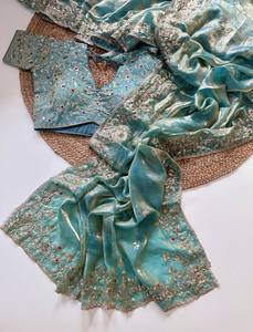 Sari indio de seda con bordados ricos y lentejuelas, con piezas de blusa y a bajo precio. - Product Image 2