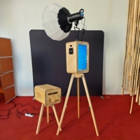 Photomaton rétro en bois avec appareil photo reflex numérique, imprimante et support, incluant un écran tactile de 18,5 pouces