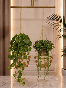 Panier suspendu en métal doré avec motif de feuilles décoratives et suspension à chaîne, porte-pot de fleurs rond en fil métallique pour l'intérieur - Product Image 1