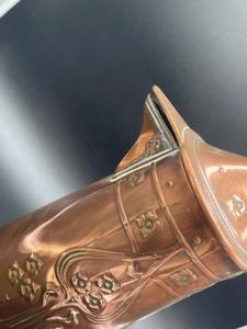 Carafe en cuivre gaufré vintage avec couvercle et motif floral pour événements de restauration, cuisine, salle à manger et présentation décorative, provenant d'Inde - Product Image 5