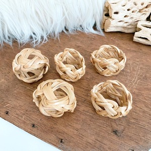 Porta Servilletas Redondo Clásico de Ratán para Servicios de Catering, Ayuda en la Organización Profesional de Mesas en Eventos y Funciones - Product Image 1