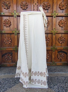 กระโปรงแม็กซี่ผ้าลินิน/คอตตอนผสมสีขาวนุ่มสบาย ทำมือ เป็นมิตรกับสิ่งแวดล้อม สไตล์โบฮีเมียน พร้อมลายปักเรขาคณิตสีน้ำตาล รับผลิตแบบ ODM - Product Image 2