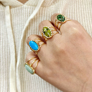 Anillo ajustable de turquesa esmeralda con piedra de corte ovalado, chapado en oro de 18k, banda de latón en capas, proveedor mayorista de joyería de moda. - Product Image 4