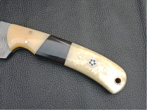 Couteau de chasse à lame fixe en acier Damas fait main sur mesure avec manche en os et corne - Product Image 3