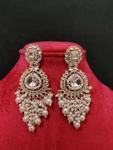 Pendientes de araña artesanales de perlas reales y Kundan, exquisitos con pedrería, elegantes, de estilo tradicional sureño, en tono dorado, para boda. - Product Image 4