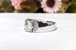 Bague de fiançailles en moissanite sertie de griffes, monture carrée vintage, 1,70 ct, certifiée IGI, en or blanc 14 carats pour femme - Product Image 4