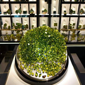 Pierre précieuse de péridot de qualité commerciale naturelle, forme facetée mixte, provenant des mines d'Arizona, pour la fabrication de bijoux - Product Image 1