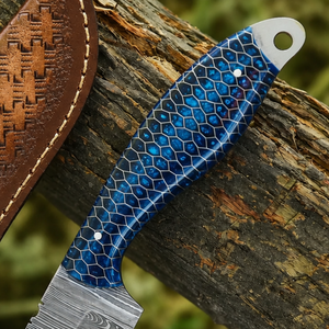 Couteau de camping à lame fixe en acier Damas fait main avec manche en résine bleue nid d'abeille et étui en cuir - Product Image 3