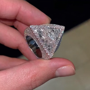 Bague Triangle VVS en Moissanite Taille Ronde, Bijoux Hip Hop pour Homme, Bague Personnalisée avec Diamant Taille Baguette - Product Image 1