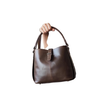 กระเป๋าสะพายข้างสำหรับผู้หญิง, กระเป๋าทรงบัคเก็ตสไตล์ใหม่อเนกประสงค์กระเป๋าสะพายข้างมีซิปปิดทนทานสำหรับใช้ในฤดูร้อน - Product Image 1