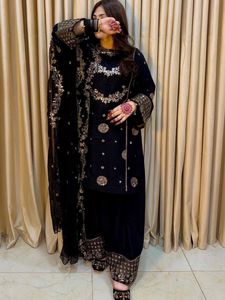 Ensemble haut et pantalon palazzo en crêpe français entièrement brodé de Zari et de sequins, avec dupatta assortie, par un créateur de renom. - Product Image 2
