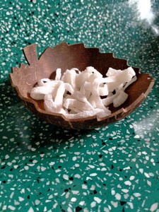 [MEJOR VENDIDO] |   Tazón de madera de coco vegano orgánico con diseño floral tallado para ensalada y batidos, y juego de cucharas, Vietnam - Product Image 5