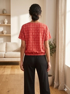 Blusa de manga corta con cuello en V y estampado geométrico rojo para mujer, blusa informal holgada con lazo en la parte delantera, blusas para primavera y verano - Product Image 2