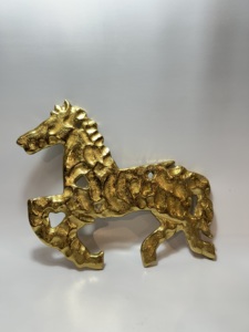 Figurine de dinosaure Triceratops en métal aluminium, statue décorative d'animal, ornement moderne doré pour table, bureau, maison ou bureau - Product Image 5