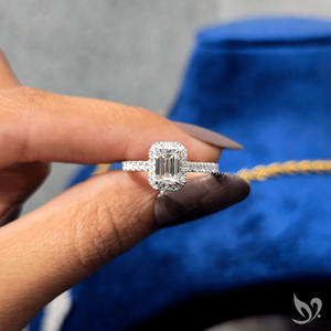 Anillo de Diamantes con Corte Esmeralda de 1 Quilate, Halo de Diamantes Cultivados en Laboratorio, Banda Elegante con Pavé, Oro Blanco - Product Image 5