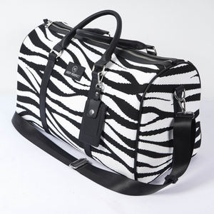 โรงงานผลิตกระเป๋าเดินทางแบบคลาสสิกที่ทนทานพร้อมโลโก้สั่งทำสำหรับทีมฮอกกี้น้ำแข็ง อุปกรณ์กีฬา และอุปกรณ์เสริม - Product Image 3