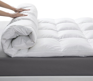 Surmatelas matelassé rafraîchissant en microfibre 400TC blanc, lavable, toutes saisons, pliable, pour la maison et l'hôtellerie - Product Image 1