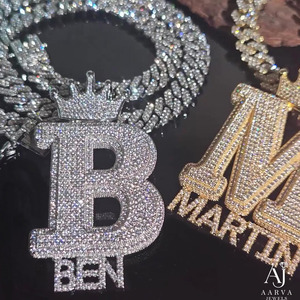 Collier personnalisé avec pendentif initiale en forme de couronne, en moissanite et perle d'eau douce, plaqué or, style hip-hop, pour homme, idéal pour les fêtes - Product Image 2