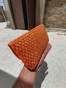 Bolso de mano rectangular de algodón bordado a mano con patrón de abejas y flores, cierre de cremallera, ideal para viajes y fiestas. - Product Image 3