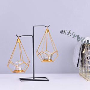 Support de bougies à double suspension avec lanternes géométriques en métal finition dorée, porte-bougie décoratif pour table - Product Image 3