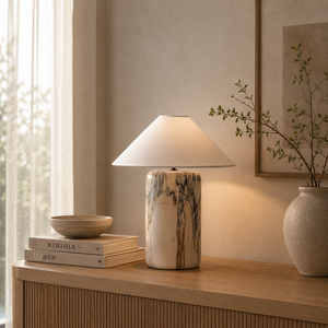Lámpara de mesa decorativa moderna diseñada para realzar salas de estar, dormitorios y espacios de hostelería boutique con un estilo duradero. - Product Image 1