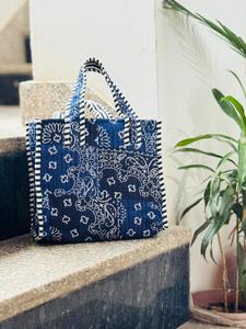 Sac fourre-tout en toile matelassée à motif cœur noir avec poignées rayées et fermeture éclair, sac de shopping pour femme - Product Image 2