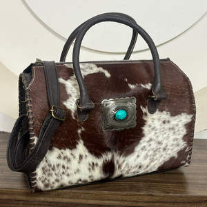 Bolsa de Viaje de Cuero Vacuno Hecha a Mano de Estilo Premium con Detalle de Concho Turquesa y Asa Superior - Product Image 4