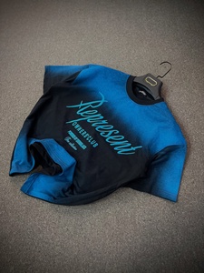 เสื้อยืดสตรีทแวร์พิมพ์ลายไล่เฉดสีแบบสเปรย์สั่งทำพิเศษ คุณภาพสูง ทรงโอเวอร์ไซส์ พิมพ์ลายกราฟิกด้วยเทคนิคแอร์บรัช ไหล่ตก - Product Image 1