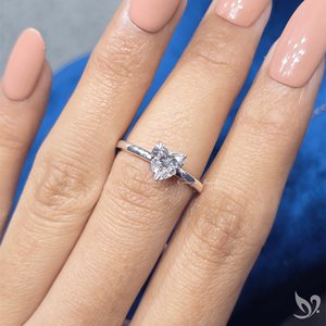 แหวนเพชรทรงหัวใจ 1 กะรัต ได้รับการรับรองจาก IGI เพชรเพาะเลี้ยงในห้องปฏิบัติการ แหวนหมั้นทองคำแท้ 10K ประดับเพชรเม็ดเดี่ยวทรงโซลิแทร์ พร้อมวงแหวนรอบเพชรแบบซ่อน - Product Image 4