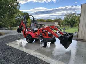 Tractor Massey Ferguson GC1723EB de Alta Calidad Disponible para la Venta, Ideal para el Cuidado del Césped, Jardinería y Gestión Eficiente de Propiedades - Product Image 3
