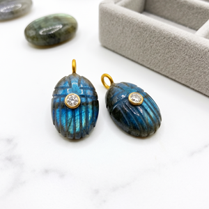 Pendentif Scarabée en Labradorite Éclatante avec Incrustation de Zircon et Pierres Précieuses Sculptées, Plaqué Or 18 carats, Vente en Gros à Prix Avantageux - Product Image 3