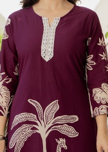 Kurta en coton pur pour femmes avec motifs ethniques imprimés et travail de broderie régulier, accompagné de pantalon - Product Image 6