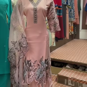 Exquisito Vestido de Organza Rosa Pálido con Bordado Floral, con Intrincados Bordes de Corte Festoneado y un Acabado Festivo de Lujo - Product Image 1