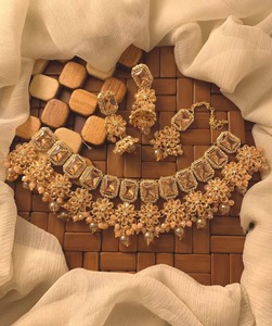 Impresionante conjunto de collar chapado en oro afgano con piedras rectangulares de rubí y esmeralda rodeadas por cristales blancos. - Product Image 3