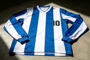 Maillot de football unisexe personnalisé bleu rayé, col en V, manches courtes, anti-humidité, imprimé par sublimation, polyester 320g, tenue d'équipe OEM - Product Image 4