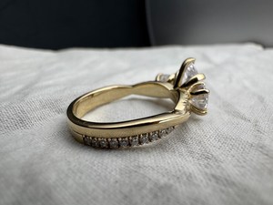 Anillo Clásico de Tres Piedras de Moissanita con Corte Pera y Redondo, Plata 925 con Baño de Rodio, Regalo para Días Especiales para tu Pareja - Product Image 3