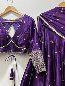 Robe de mariée longue en satin violet brodé, style Lehenga Choli, col en V, manches longues, coupe trapèze, avec détails brodés à la main - Product Image 3