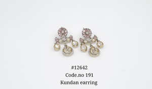 ต่างหูระย้าแบบ Kundan รุ่น 12642 ประดับด้วยพลอยสีเขียวเคลือบด้วยทองคำขาว ประดับด้วยเพชรคิวบิกเซอร์โคเนียทรงลูกแพร์ สำหรับผู้หญิงในงานแต่งงาน - Product Image 2