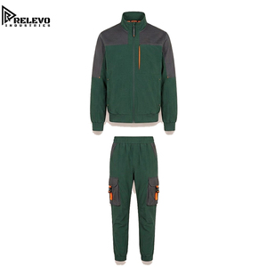 Traje Casual Premium para Hombre, Chaqueta Verde Oscuro y Gris con Cierre Completo y Detalles Naranjas, Pantalones Cargo con Hebilla - Product Image 1