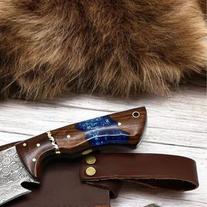 Couteaux de chasse de style artisanal avec lame à motif Damas, manche décoratif et porte-couteau en cuir pour le camping et la randonnée - Product Image 2