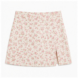 Jupe mini décontractée pour femme, coupe ajustée, imprimé floral numérique, en tissu tissé léger et respirant, taille haute, taille naturelle, fente latérale - Product Image 3