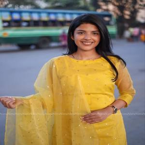 Ensemble de costume brodé en organza pur VASTRA COTTAGE avec pantalon en soie Maharaja, doublure en coton, travail complet de broderie Butti, tenue de soirée - Product Image 2