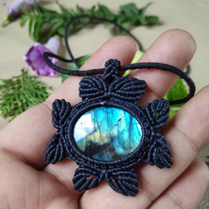 Collar de Labradorita Hecho a Mano con Macramé, Colgante de Piedra Preciosa Estilo Boho, Cuerda Negra Ajustable, Joyería de Moda, Regalo para Mujer - Product Image 1