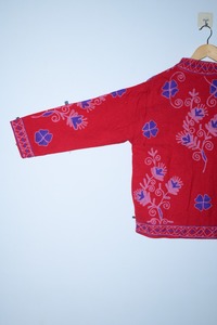 เสื้อแจ็คเก็ตบอมเบอร์ผู้หญิง ปักมือ ถักทอด้วยมือ สีแดง ผ้าฝ้าย 100% เป็นมิตรกับสิ่งแวดล้อม ลายดอกไม้ สไตล์ชาติพันธุ์ โบโฮ คอตั้ง มีซับใน ทอมือ - Product Image 2