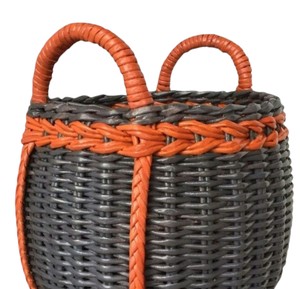 Panier en rotin noir et orange distinctif avec bordure et poignées tressées, bac de rangement tissé à la main, organisateur décoratif pour la maison - Product Image 4