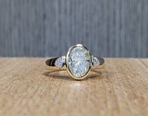 Bague de fiançailles et de mariage de luxe en or jaune massif 14 carats avec trois diamants ovales de 2,20 carats cultivés en laboratoire, sertis clos, certifiée IGI - Product Image 2